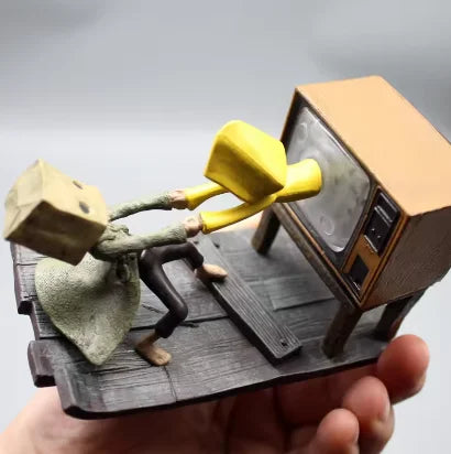 مجسم شخصيتي **Six** و **Mono** من لعبة **Little Nightmares II**، بتصميم كرتوني مناسب لهواة تجميع المجسمات وتزيين المكتب أو الرفوف، ويصلح كهدية مميزة خاصة في الهالوين لعشاق الألعاب والأنمي.