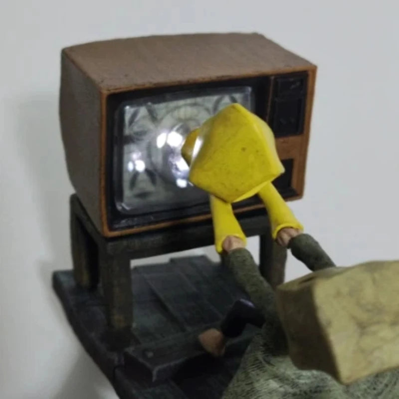 مجسم شخصيتي **Six** و **Mono** من لعبة **Little Nightmares II**، بتصميم كرتوني مناسب لهواة تجميع المجسمات وتزيين المكتب أو الرفوف، ويصلح كهدية مميزة خاصة في الهالوين لعشاق الألعاب والأنمي.