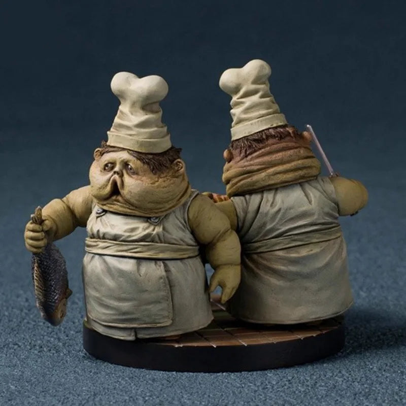 مجسم شخصيات التوأم الطهاة من لعبة Little Nightmares بتفاصيل عالية، مناسب لهواة التجميع وتزيين المكتب أو الرفوف، ويعد هدية مميزة لعشاق الألعاب والأنمي.