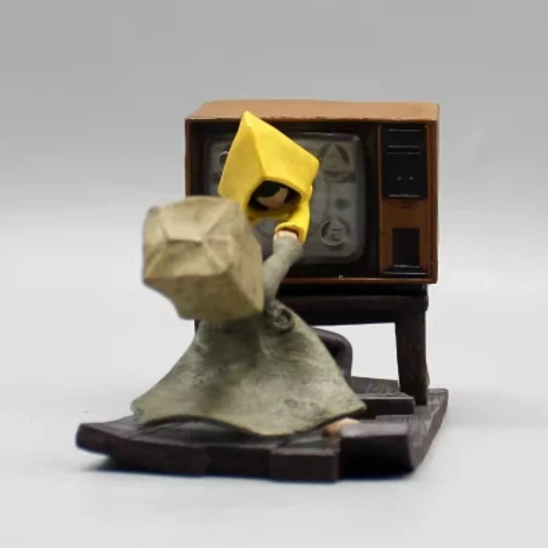 مجسم شخصيتي **Six** و **Mono** من لعبة **Little Nightmares II**، بتصميم كرتوني مناسب لهواة تجميع المجسمات وتزيين المكتب أو الرفوف، ويصلح كهدية مميزة خاصة في الهالوين لعشاق الألعاب والأنمي.