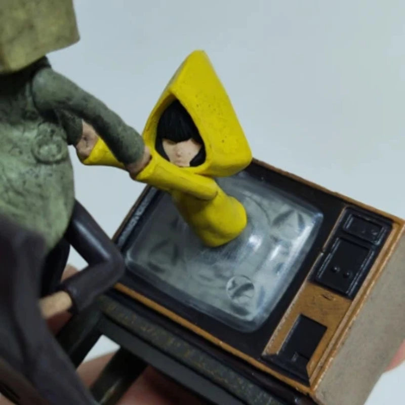 مجسم شخصيتي **Six** و **Mono** من لعبة **Little Nightmares II**، بتصميم كرتوني مناسب لهواة تجميع المجسمات وتزيين المكتب أو الرفوف، ويصلح كهدية مميزة خاصة في الهالوين لعشاق الألعاب والأنمي.