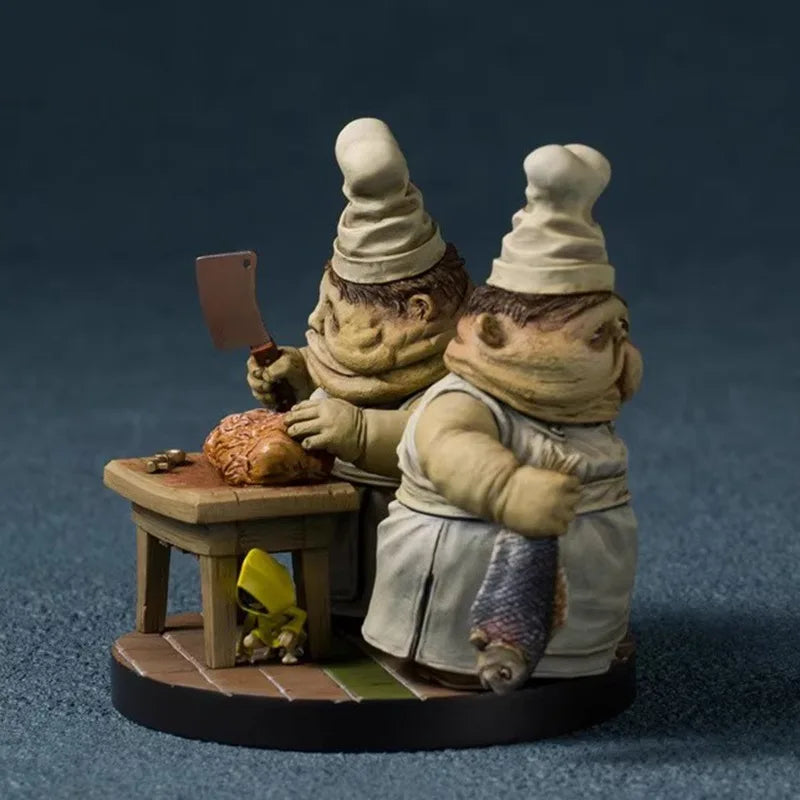 مجسم شخصيات التوأم الطهاة من لعبة Little Nightmares بتفاصيل عالية، مناسب لهواة التجميع وتزيين المكتب أو الرفوف، ويعد هدية مميزة لعشاق الألعاب والأنمي.