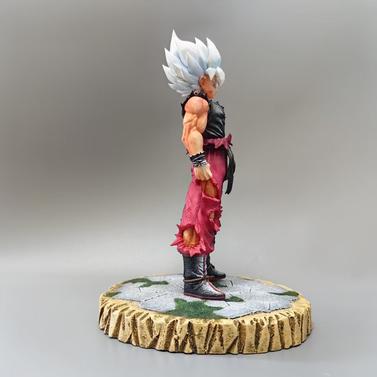 DRAGON BALL Goku Dragon Ball Z Action Figure - Collectible Statue Model with Dynamic Poses, White Hair & Battle-Damaged Style (Kameha Beam Effects) - Anime Manga Replica for Fans, Display, Accessory
